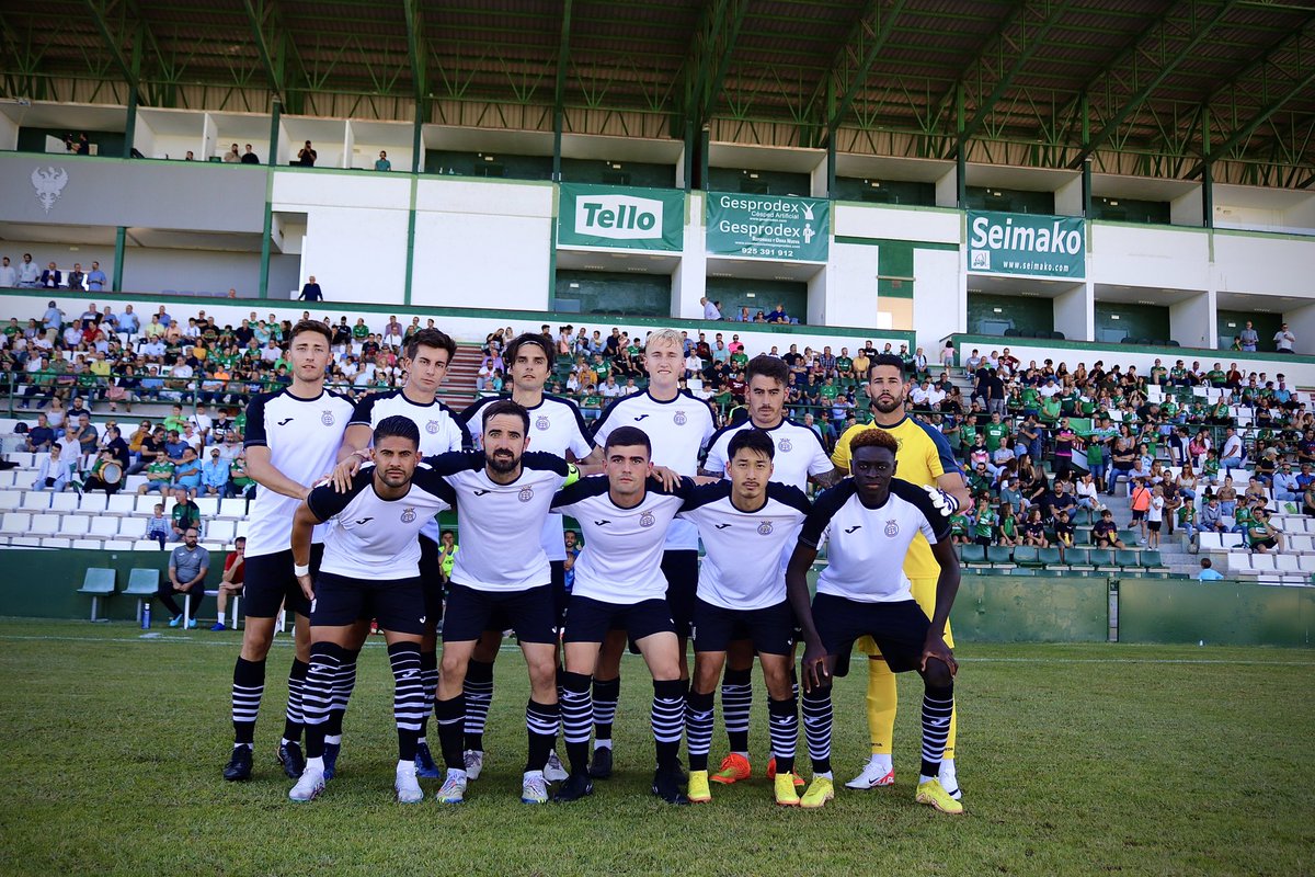 Feliz y orgulloso de poder defender este histórico escudo, junto a mi nueva familia!!🍍⚽️⚔️🙏🏽 
#yosoybalompédico 
<a href="/UBConquense/">UB Conquense</a> 
<a href="/alfonsofp7web/">Alfonso Fernández Padilla</a>  📸