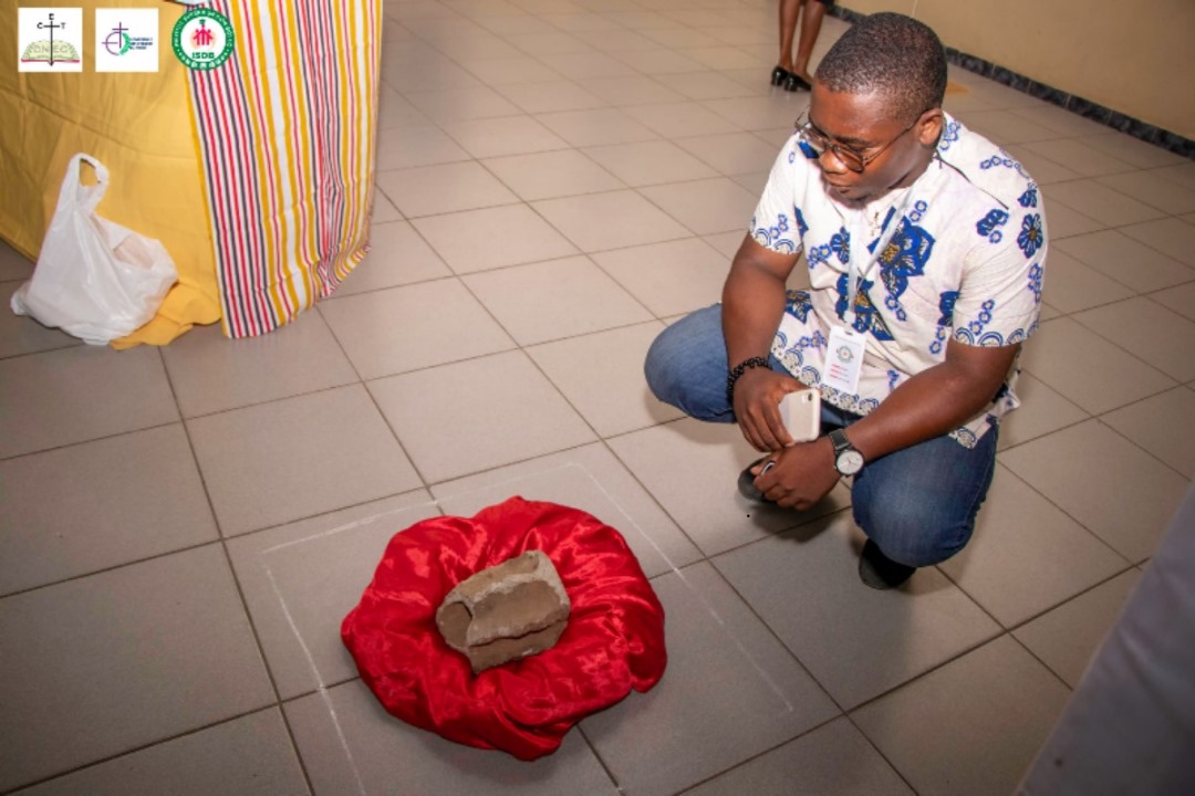 thierrytomety's tweet photo. Du 25 au 28 Septembre,  je participe à l'exposition "ENGAGEMENT" initiée par la Direction Nationale de l'Enseignement Catholique au Togo.

Le Centre Christ Rédempteur (BROTHER HOME) accueille cette exposition où je présente deux installations: https://t.co/pv5wyRwuk4