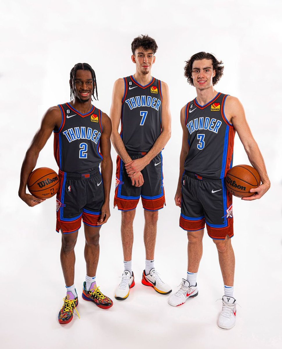 PhoenixMilgrau's tweet image. não sei explicar, mas parece muito um seriado da nickelodeon dos anos 2000