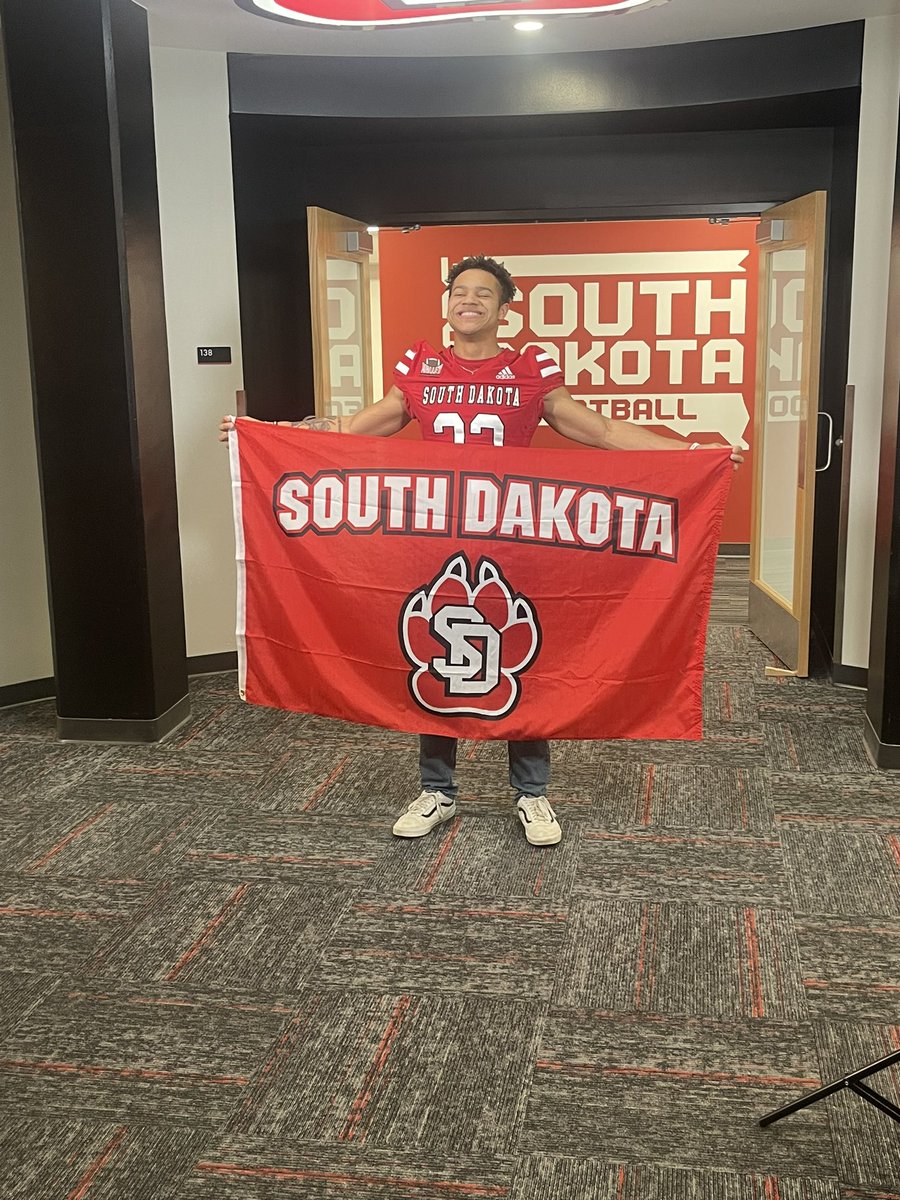 TheDreHodge's tweet photo. COMMITTED🔴⚪️
@1CoachRosie @Coach_JDavis @coachcdantew @_CoachHodge 
#GoYotes https://t.co/aJxNeDgE0Y