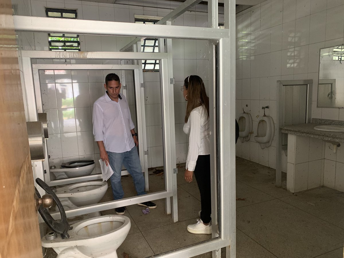 julioporlavida's tweet photo. #25 #Sep Hoy estuvimos en la Escuela Enfermería UC; lamentablemente la precariedad continúa, no contamos con servicios básicos de agua, electricidad, baños, etc.

Totalmente destruida, sin computadores, ni laboratorios.  En conclusión, no hay condiciones para la práctica docente. https://t.co/VNnQzI6bSk