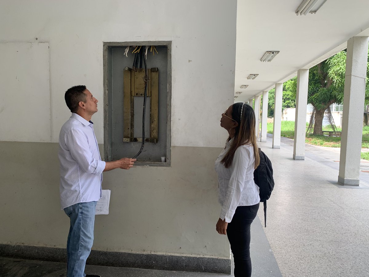 julioporlavida's tweet photo. #25 #Sep Hoy estuvimos en la Escuela Enfermería UC; lamentablemente la precariedad continúa, no contamos con servicios básicos de agua, electricidad, baños, etc.

Totalmente destruida, sin computadores, ni laboratorios.  En conclusión, no hay condiciones para la práctica docente. https://t.co/VNnQzI6bSk