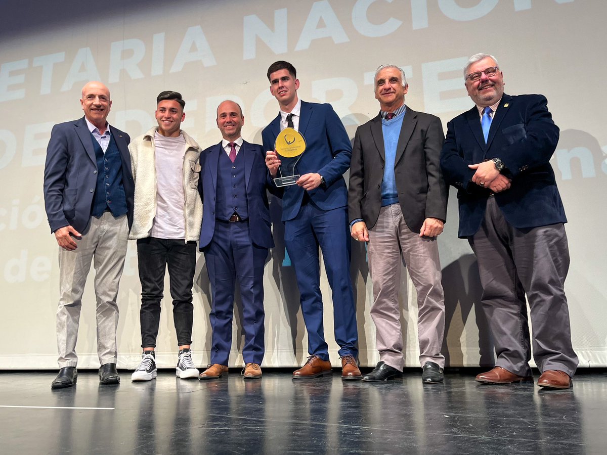 50° PREMIOS CHARRÚA 2022-2023

🏆El premio Secretaría Nacional del Deporte fue para la Selección Uruguaya campeona del mundo sub20, el reconocimiento fue entregado por el Gerente Nacional del Deporte <a href="/gerlorente/">Gerardo Lorente</a> junto a los Coordinadores <a href="/CFiordelmondo/">Carlos Fiordelmondo</a> y <a href="/JoseLuisBringa/">Jose Luis Bringa</a>.