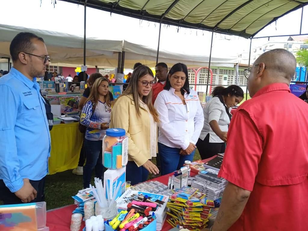 MinComNacional's tweet photo. 📰 #EsNoticia | El Gobierno Bolivariano instaló 59 puntos de la "2da ExpoFeria Plan Escolar 2023-2024" en todo el territorio nacional, tal como lo anunció la vicepresidenta Ejecutiva @delcyrodriguezv el pasado fin de semana, con uniformes, calzado y útiles escolares entre 40% y 70% más económicos.

#FeriaEscolarDelPueblo
#25Sep