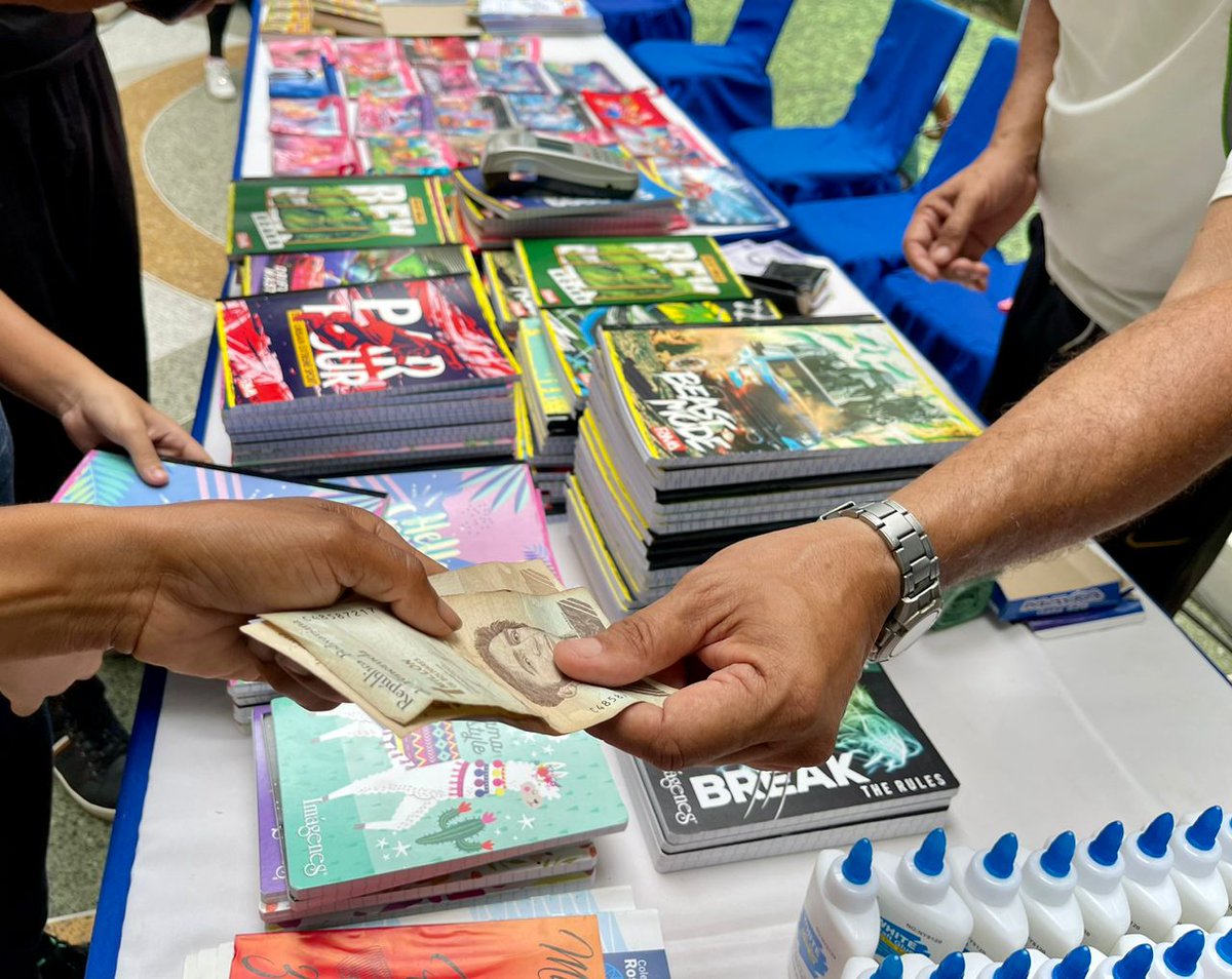 📰 #EsNoticia | El Gobierno Bolivariano instaló 59 puntos de la "2da ExpoFeria Plan Escolar 2023-2024" en todo el territorio nacional, tal como lo anunció la vicepresidenta Ejecutiva <a href="/delcyrodriguezv/">Delcy Rodríguez</a> el pasado fin de semana, con uniformes, calzado y útiles escolares entre 40% y