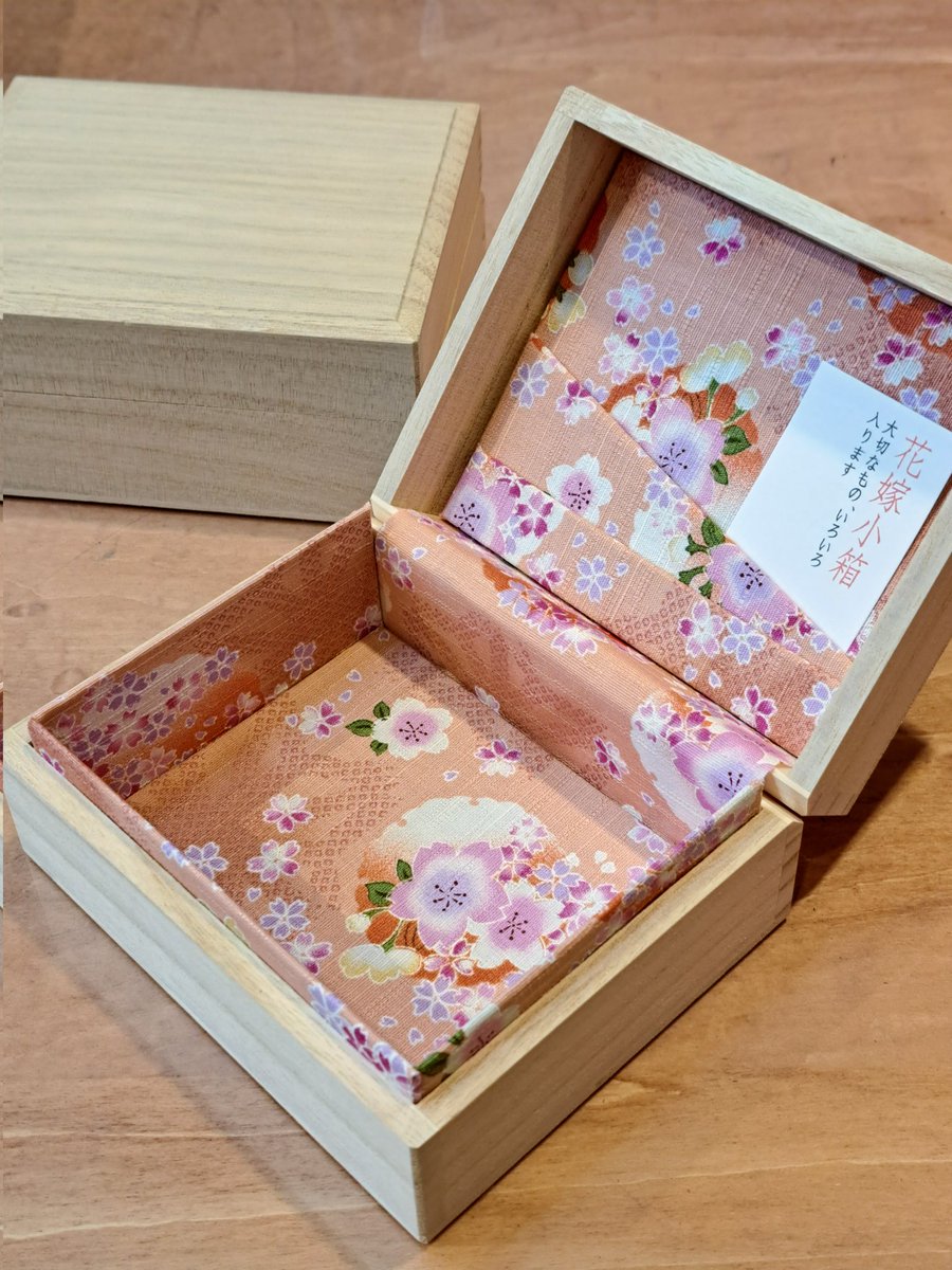 花嫁小箱 蓋の裏にポケットをつけた小箱です。わたしがゆびぬき