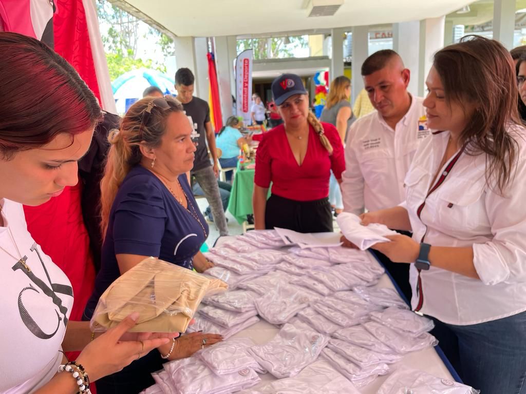 <a href="/NicolasMaduro/">Nicolás Maduro</a> Los viceministros y directores regionales del <a href="/MinComNacional/">Ministerio de Comercio Nacional</a> recorrieron cada punto para garantizar la activación regional de esta #FeriaEscolarDelPueblo, que este año cuenta con la participación de al menos 63 empresas, emprendedores y artesanos que fabricaron juguetes