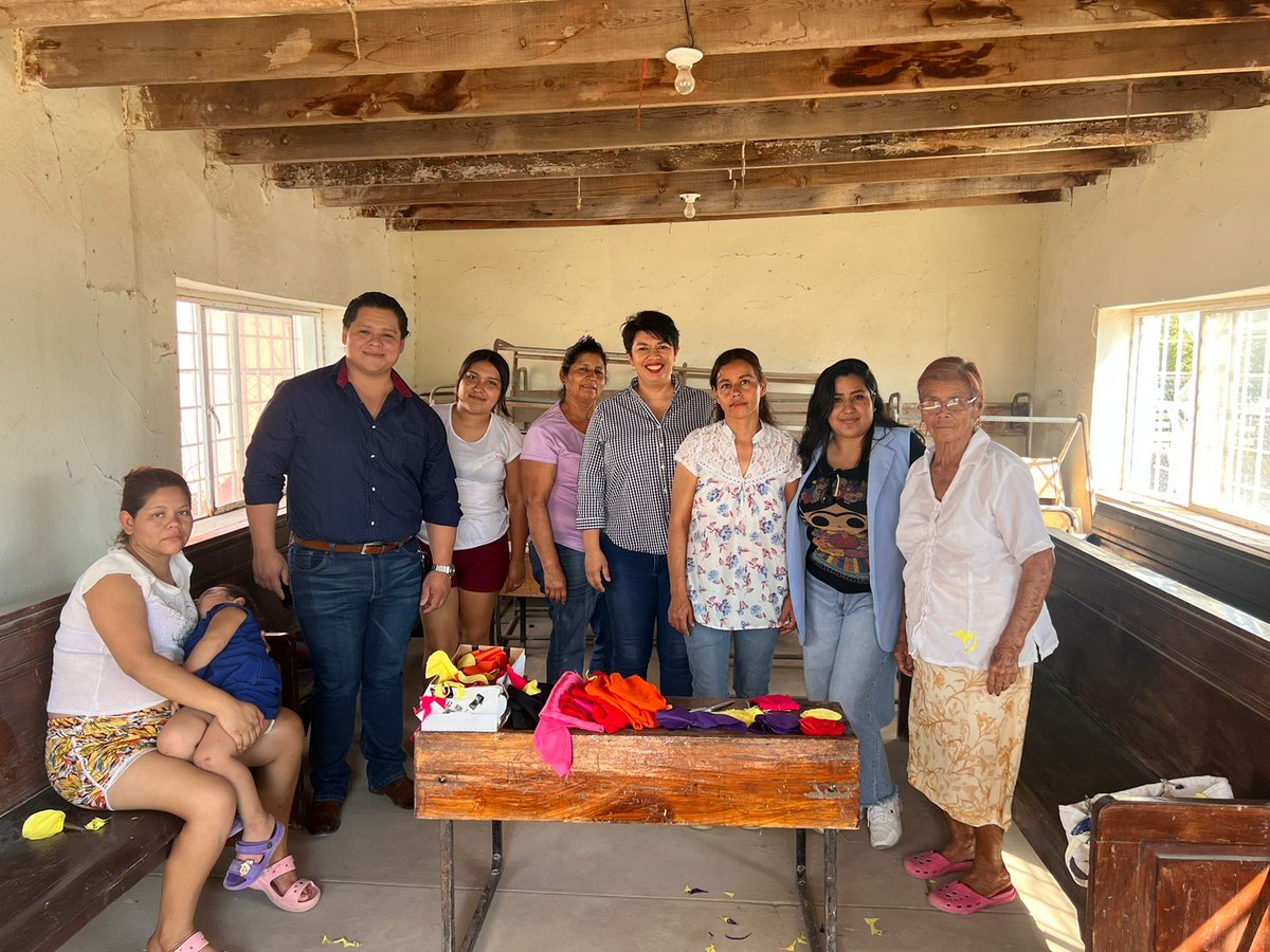 BrendaGuerecaH's tweet photo. En el ejido #NuevoCandelaria visite a mis amigas del curso de manualidades, en su apertura.
#ICATEC #SIDS #COAHUILA https://t.co/qVWWepLUCH