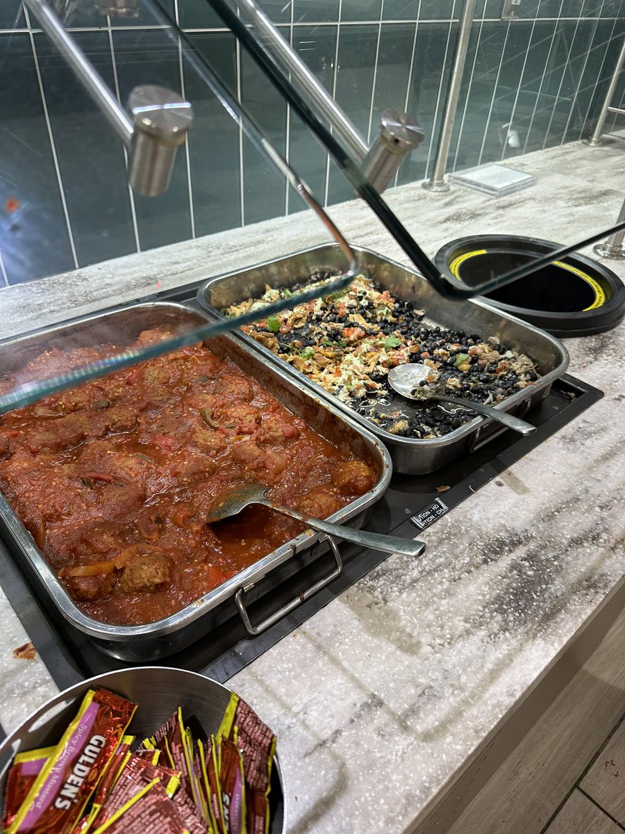 Dear <a href="/British_Airways/">British Airways</a> this is why I am squeaking - would you be happy if you’d paid club prices for this? I had to pay for a gin and tonic? And they ran out of red wine “months ago” @EscapeLoungesUS. This is not an escape - it’s the opposite of a luxury experience