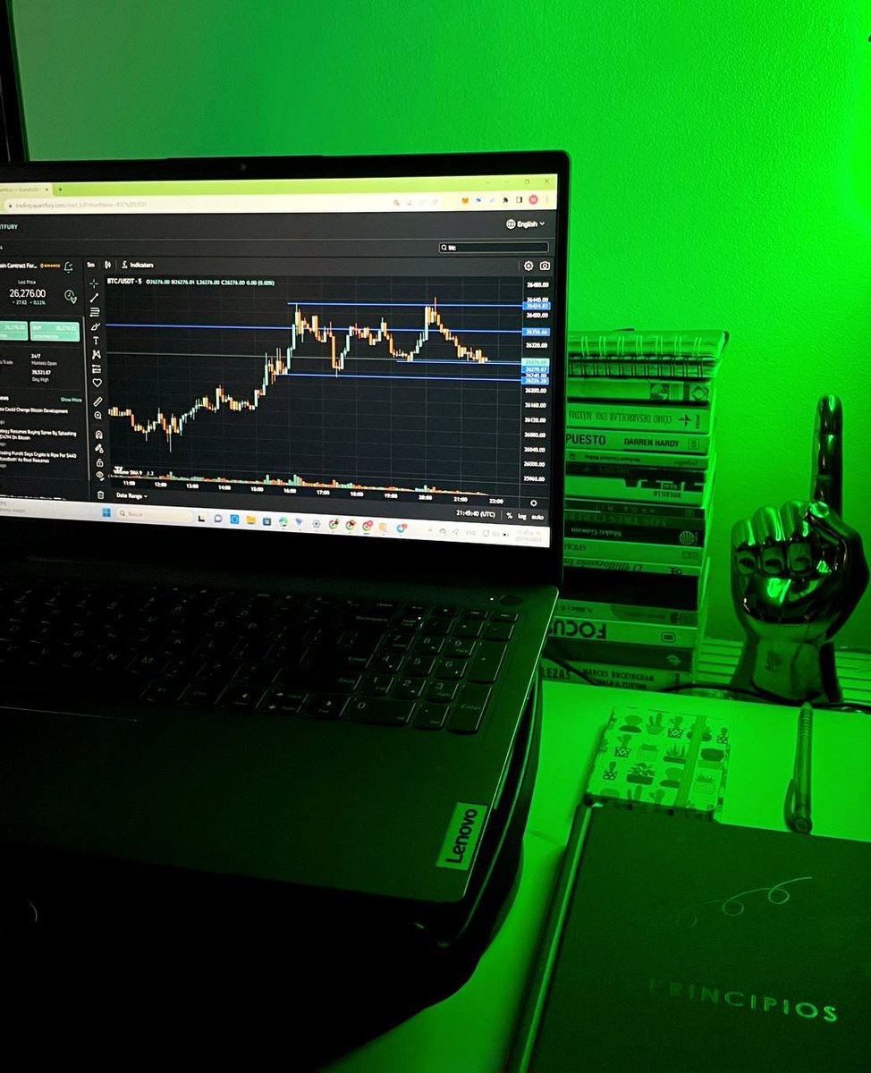 Mariellangsaez's tweet photo. Hoy en las crónicas de trading:

Normalmente me gusta operar en la sesión americana, desde eso de las 10 am hasta las 3 pm. 

Hoy estaba viendo 4 gráficos, solo esperando mi gatillo de entrada. Pasó el tiempo... Y aún, nada.

Hoy no tuve ningún trade, porque no hubo condiciones.

Y siempre existirán días asi, donde es importante entender que NUNCA estoy obligada a operar. 

Busco buenas operaciones, no demasiadas. 

Por eso tengo un sistema, a ver, te cuento: 

Si haces trading, NECESITAS un sistema, porque seamos honestos, sin un sistema, tu mismo te complicas la toma de decisiones y se te hará mas fácil cometer estupideces. 

El sistema automatiza tu toma de decisiones, es como si tu mente fuese una computadora y el sistema es el programa que corre tu procesador cada vez que abres un gráfico.

Somos humanos, eso significa que nuestro cerebro divaga por cientos de cosas con una rapidez increíble y eso nos hace más dificil el actuar, incluso nos predispone a "hacer cosas solo por hacerlas".

Ahora, cuando tienes un sistema, le ahorras un montón de procesos a tu cerebro y eso se traduce en: 

· Toma de decisiones automatizada
· Identificar oportunidades agilmente
· Mantener el proceso simple
· Capacidad de repetirlo

A penas entendí esto y cree mi sistema, fue como si me hubiesen dado una bofetada seguida de un abrir de ojos.

 Pues fue lo único que me llevó de no entender lo que estaba haciendo, cómo un barco sin dirección a tener un norte, un mapa y una brújula a la que volver luego de cada operación.

Es más simple de lo que parece:

Sistema > Reacciones al azar. 

Lo que te da el dinero en el trading es el % de ganancias y que tan bien manejes el riesgo. No hay un premio al que "más operaciones tuvo" así que sacate eso de la cabeza.

Entonces, la lección de hoy es: 

No metas operaciones en tu cuenta simplemente por el hecho de querer operar. La calidad de tus trades SIEMPRE importará más que la cantidad. 

Ten la paciencia para esperar el momento de ejecutar, en conjunto con el sistema para IDENTIFICAR es ese momento.

Mañana será un nuevo día.

No seas liquidez, úsala.