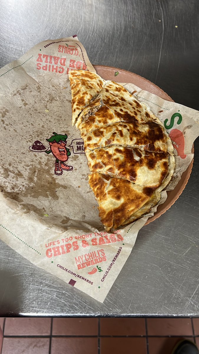 BigB_SC's tweet photo. Quesadilla Day!!!!! #culturematters #chilis #getyouaquedadilla #iwantthree @Lowrie4 @TripleC_c_C3 @stiener https://t.co/bSSYaRl99Y