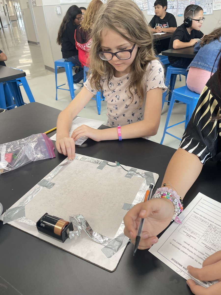 CrystalMoreno83's tweet photo. We are learning how to classify objects as electrical conductors/insulators through investigating, collecting data, and analyzing data. #TodayatCCES @comalcreekes @EmilyLoftin4 @Carly41595 https://t.co/LqcBvPgPtw