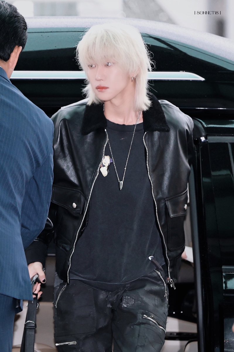 아띠발 어떡해..
명호 머리잘랐어……………..
털썩 
(또 발목을 붙잡히며..)