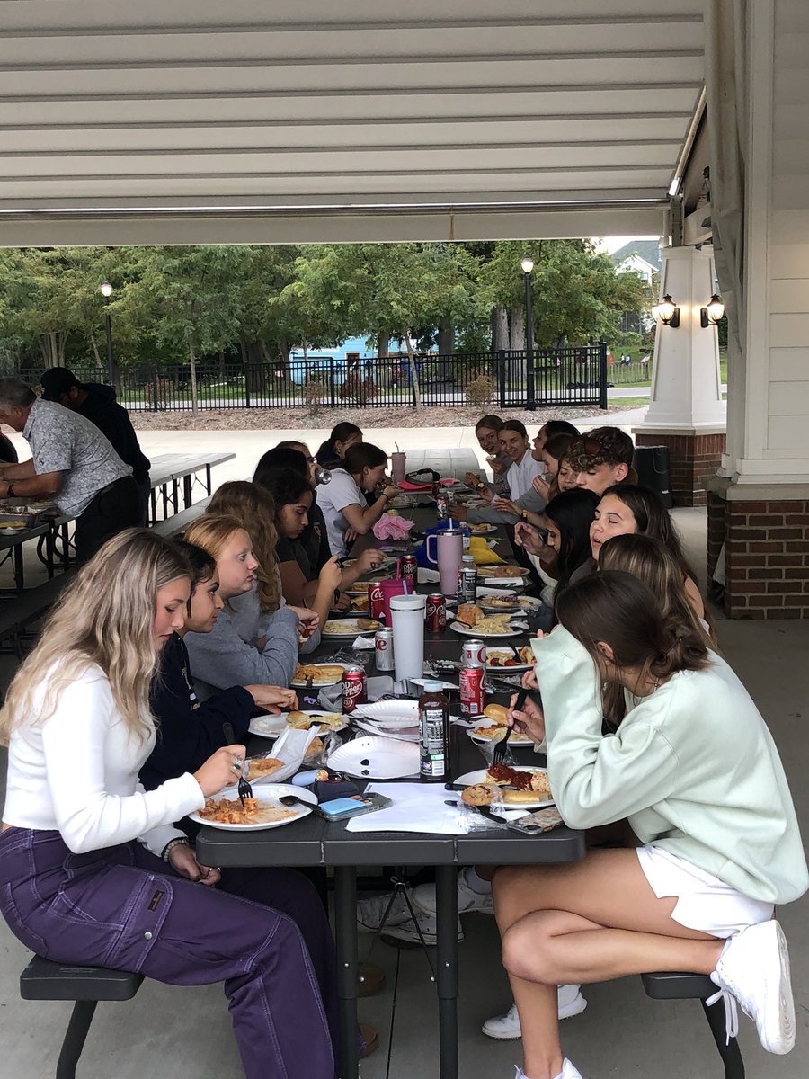 OFgirlsgolf's tweet image. Senior Night Scaries!
Bulldogs barely pulled it off thanks to great rounds from Aubrey, a PR from Addison, &amp;amp; Ella’s match winning par putt on hole 9!

Bulldogs 186 
Midview 187

🚨 PR 🚨 
Addison Mullen - 45
Awesome Addison!

Ella 43
Aubrey 45
Rachael 53

Great Job!
#Win4EllAysha