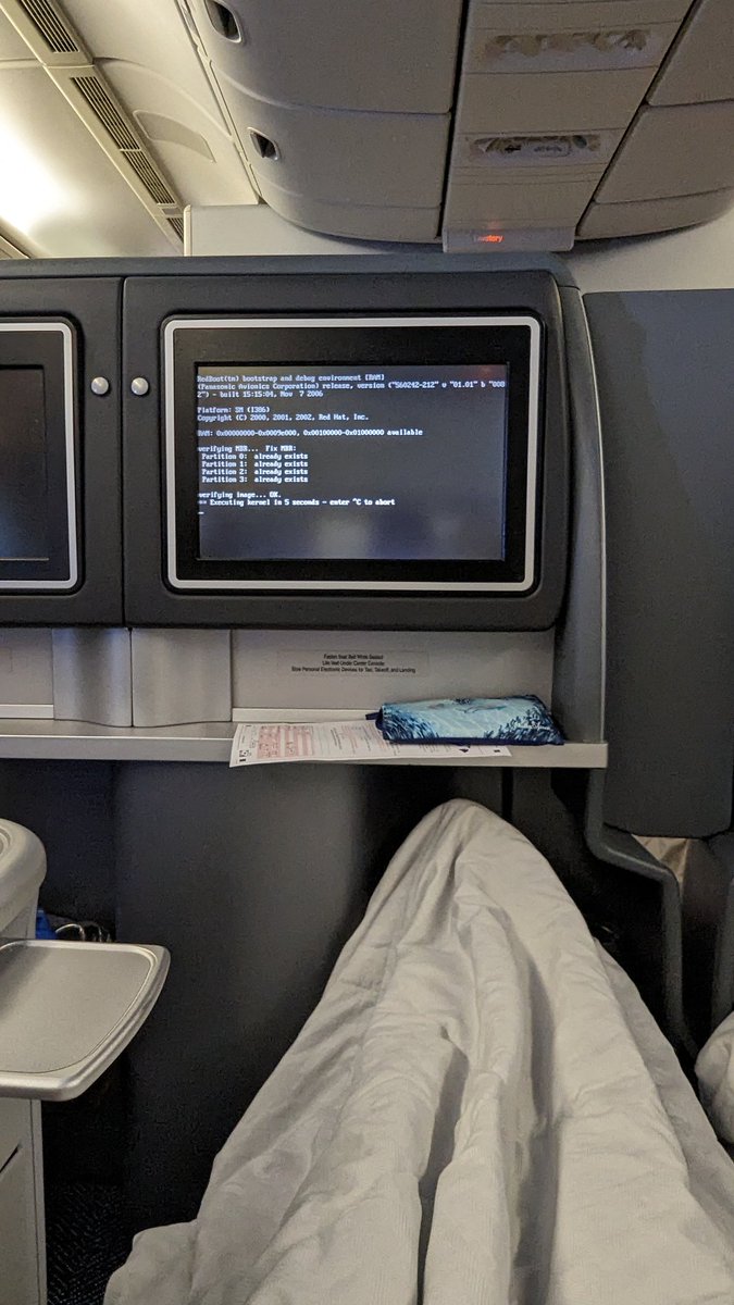 GimeRasta's tweet photo. @united well that's no fun.... why it is only mine doing that 😑 https://t.co/y9oYM1C4LD