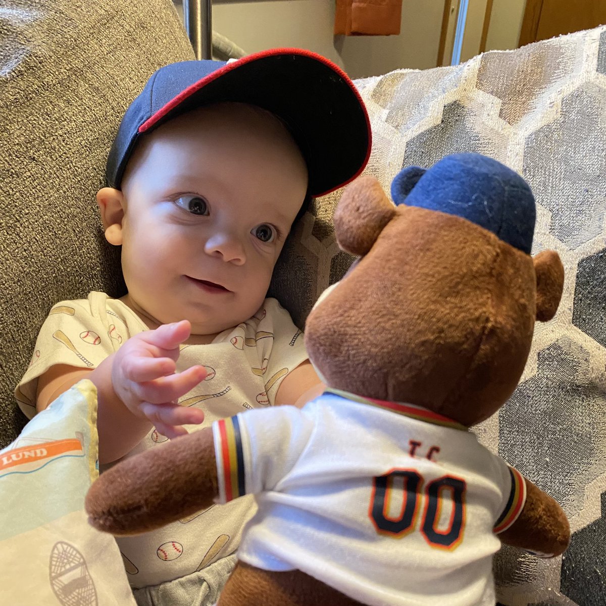 JoceKennealy's tweet photo. Find someone who looks at you like Murphy looks at TC Bear. #MurphyJeffro #TCBear #Twins @Twins @TC_00 https://t.co/ipBjbhJVQo
