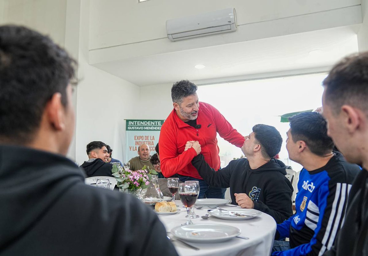 gustavomenendez's tweet photo. Compartimos una hermosa tarde con alumnos, profes y directivos de las escuelas técnicas de Merlo.
Comimos juntos un riquísimo asado, que fue donado por Miguel Colina, el dueño de Frigorifico Merlo, como un regalo al esfuerzo de todos estos chicos que durante 5 días consecutivos
+ https://t.co/JiGhHyAE2d
