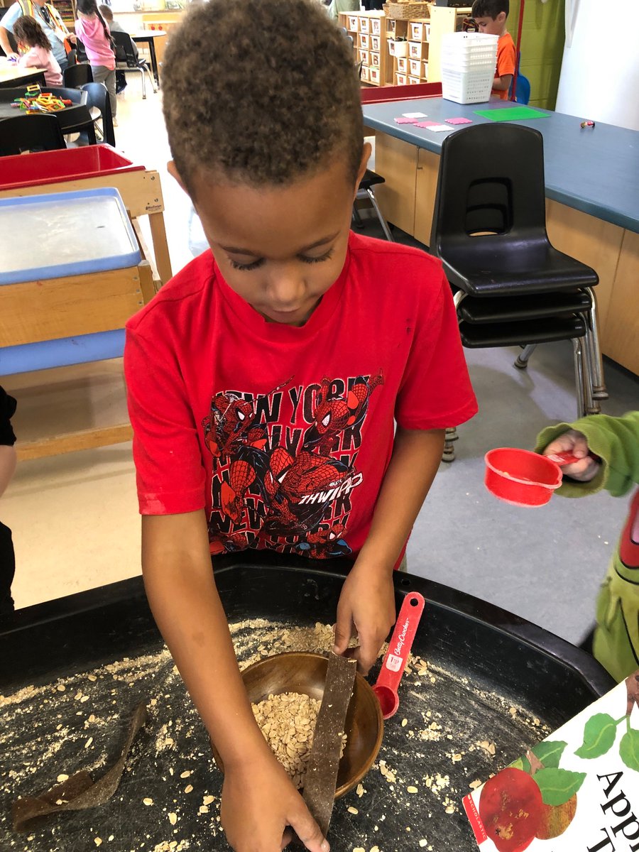 Miss_J_Piazza's tweet photo. Fall is in the air and in our classroom!! Students enjoyed the invitation to make apple pie in our tuff tray. https://t.co/vhKLJvyZQC