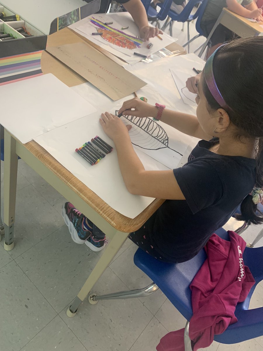 MrsTtate28's tweet photo. Grade 3/4’s creating their beautiful pastel leaf art. 🍁 https://t.co/UCJtX03cpa