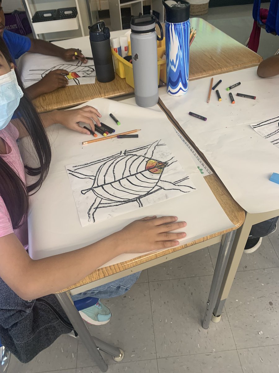 MrsTtate28's tweet photo. Grade 3/4’s creating their beautiful pastel leaf art. 🍁 https://t.co/UCJtX03cpa