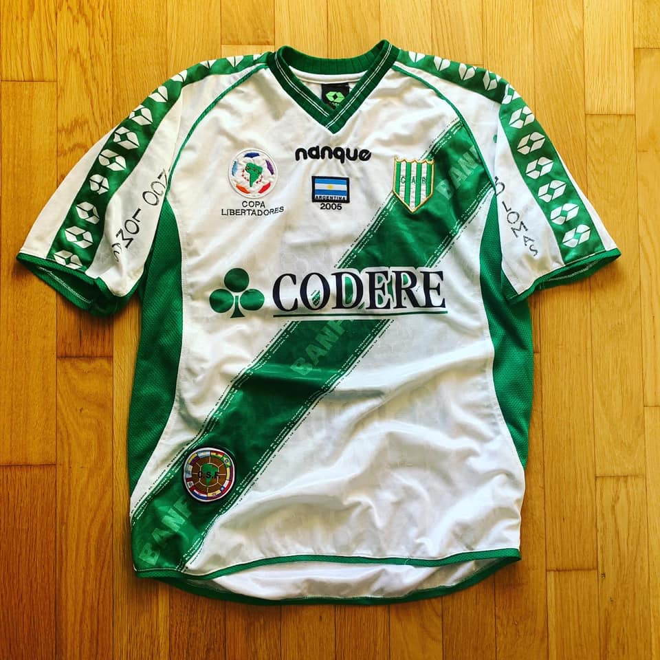 DemasiadaC's tweet photo. 💚 En 2005 Banfield se estrenaba en Copa Libertadores con esta preciosidad de camiseta ¡inolvidable!

#Bandfield #Taladro #Nanque https://t.co/pCqtDqXPO3