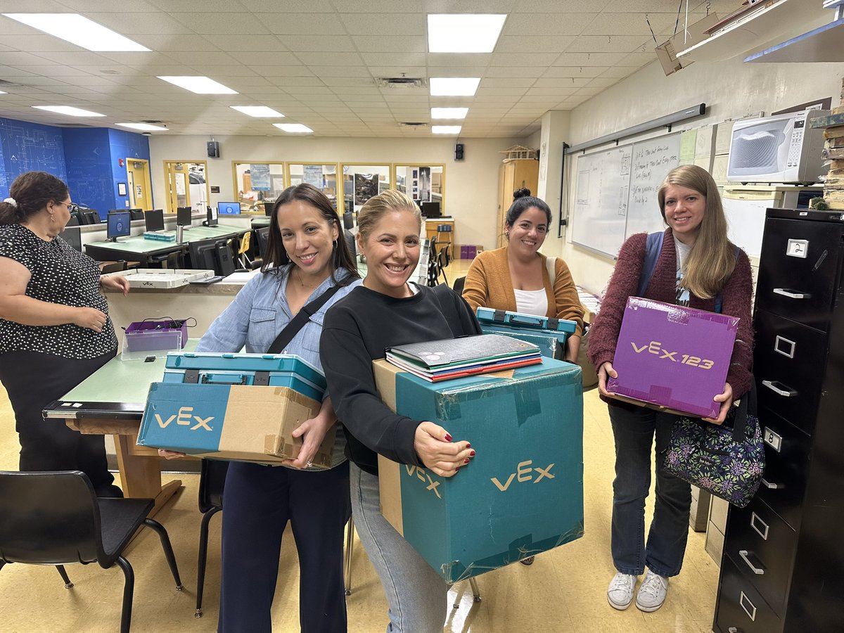 MDCPSRobotics's tweet image. A fantastic Day of @VEXRobotics and @BootUpPD Scratch programming!#AmazonFutureEngineer #BootUpPD @MDCPSSTEAM @STEAMDesignated @BootUpPD @amazonnews