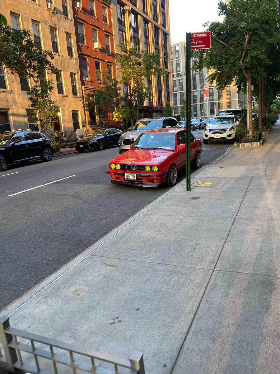 Whoblackstar's tweet photo. Nice e30 I saw in New York this summer https://t.co/kyVlQW2Yd9