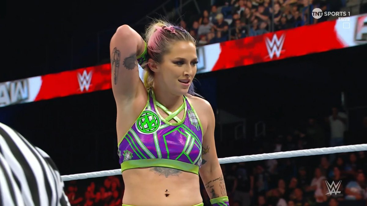HayleysNox's tweet photo. TEGAN DID IT!!! AGHHH I'M SO EXCITED! BECKY LYNCH VS. TEGAN NOX IS GOING TO FEED FAMILIES #WWERaw https://t.co/YfGDnAXDmN