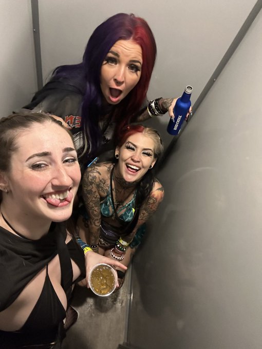 hey twitter i brought friends to the bathroom this time  @DoxyDomina @thirsttrip https://t.co/9SoNV3
