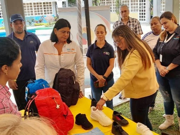 <a href="/NicolasMaduro/">Nicolás Maduro</a> En los estados Trujillo, Aragua y Cojedes estuvieron presentes los viceministros <a href="/luis_villegasr/">Tcnel. Luis Antonio Villegas Ramírez</a>, <a href="/carmengp_ve/">Carmen L. González Perdomo</a> y <a href="/Mafer_psuv/">Maria Fernanda Palencia</a>, en nombre de la ministra <a href="/DhelizAlvarez/">Dheliz Álvarez</a>, acompañando la gestión del presidente <a href="/NicolasMaduro/">Nicolás Maduro</a> para ofrecer uniformes, calzado y útiles escolares de