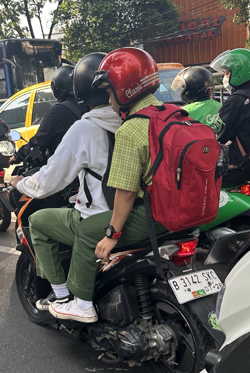 rohanagarwals's tweet photo. Just a kid in indo going to school and taking a smoke break https://t.co/umF65pOLzy