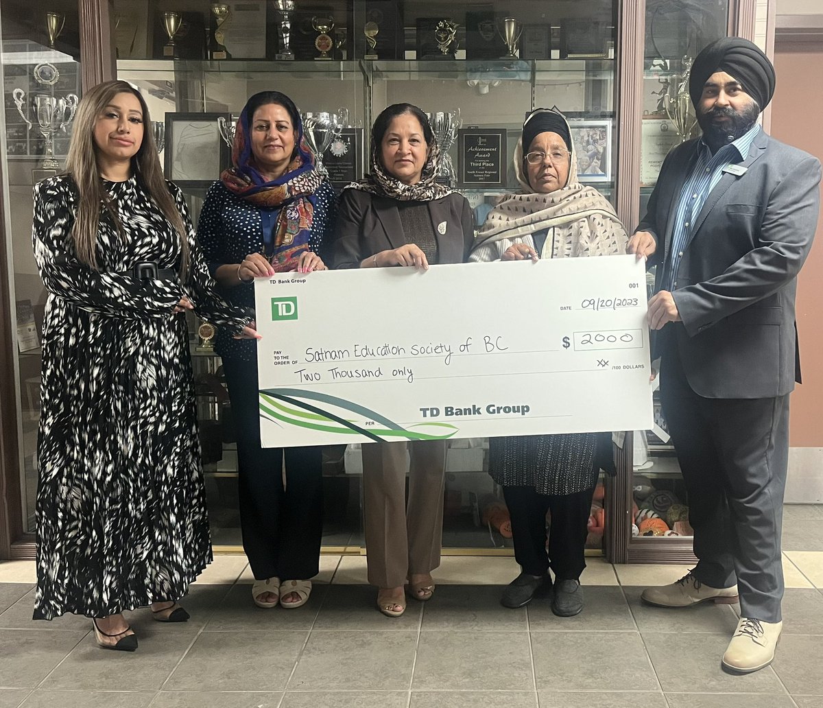 Always great to support our community. Donation from TD Gives program to our local school for kindergarten kids. #TDgives #TDReadyCommitment #Community @juliearmour_td @CSir_TD @jtbains @ChristinaSunwoo @FrancesLeung_TD