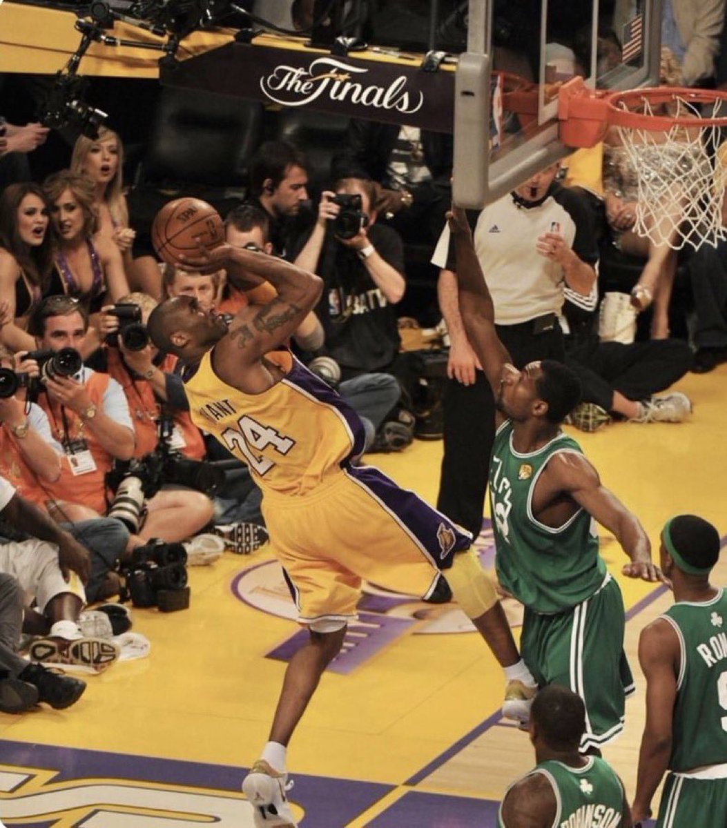 Hoopss's tweet photo. Kobe was really built different.

Fadeaway behind the backboard is insane😭🔥 https://t.co/cRfwFGlX5f
