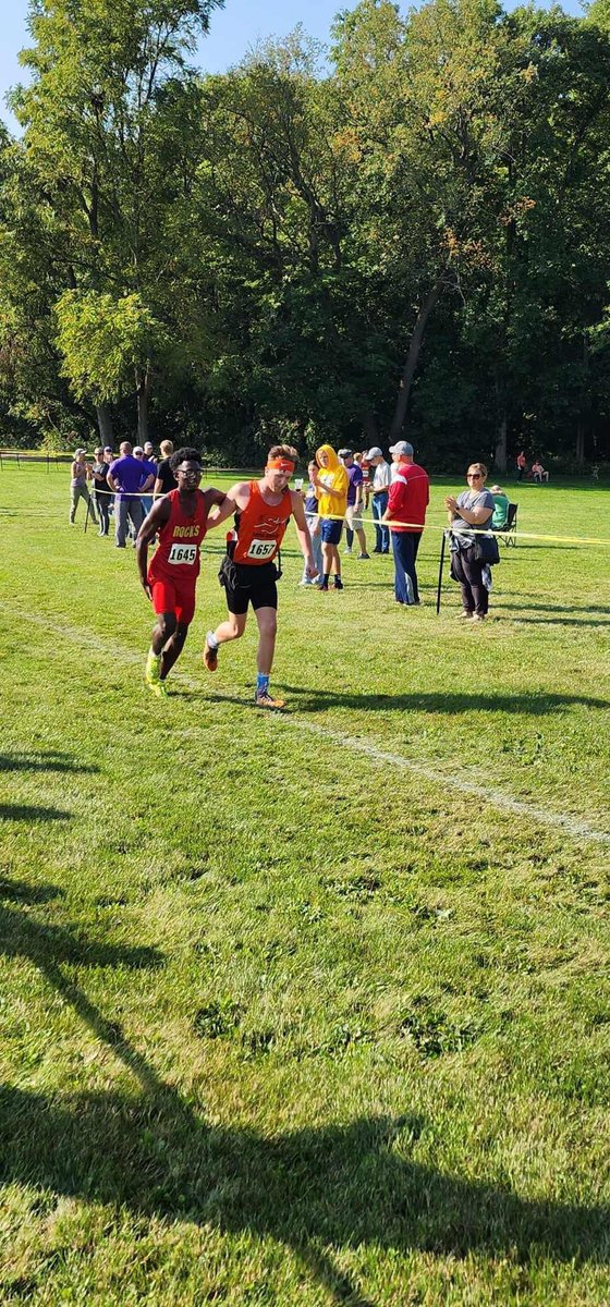 SandwichTrack's tweet image. Last week we talked about “contributing instead of consuming” Travis sacrificed his PR day to help an injured opponent!! Our heart is full!!