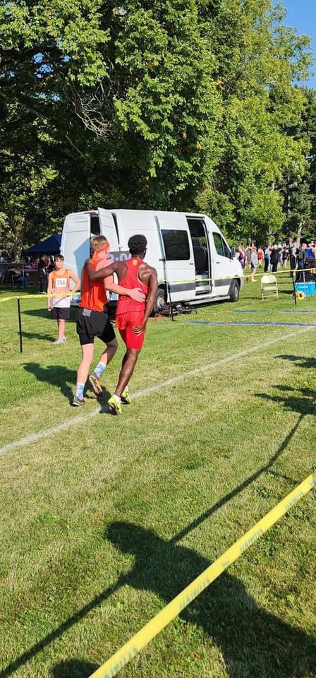 SandwichTrack's tweet image. Last week we talked about “contributing instead of consuming” Travis sacrificed his PR day to help an injured opponent!! Our heart is full!!