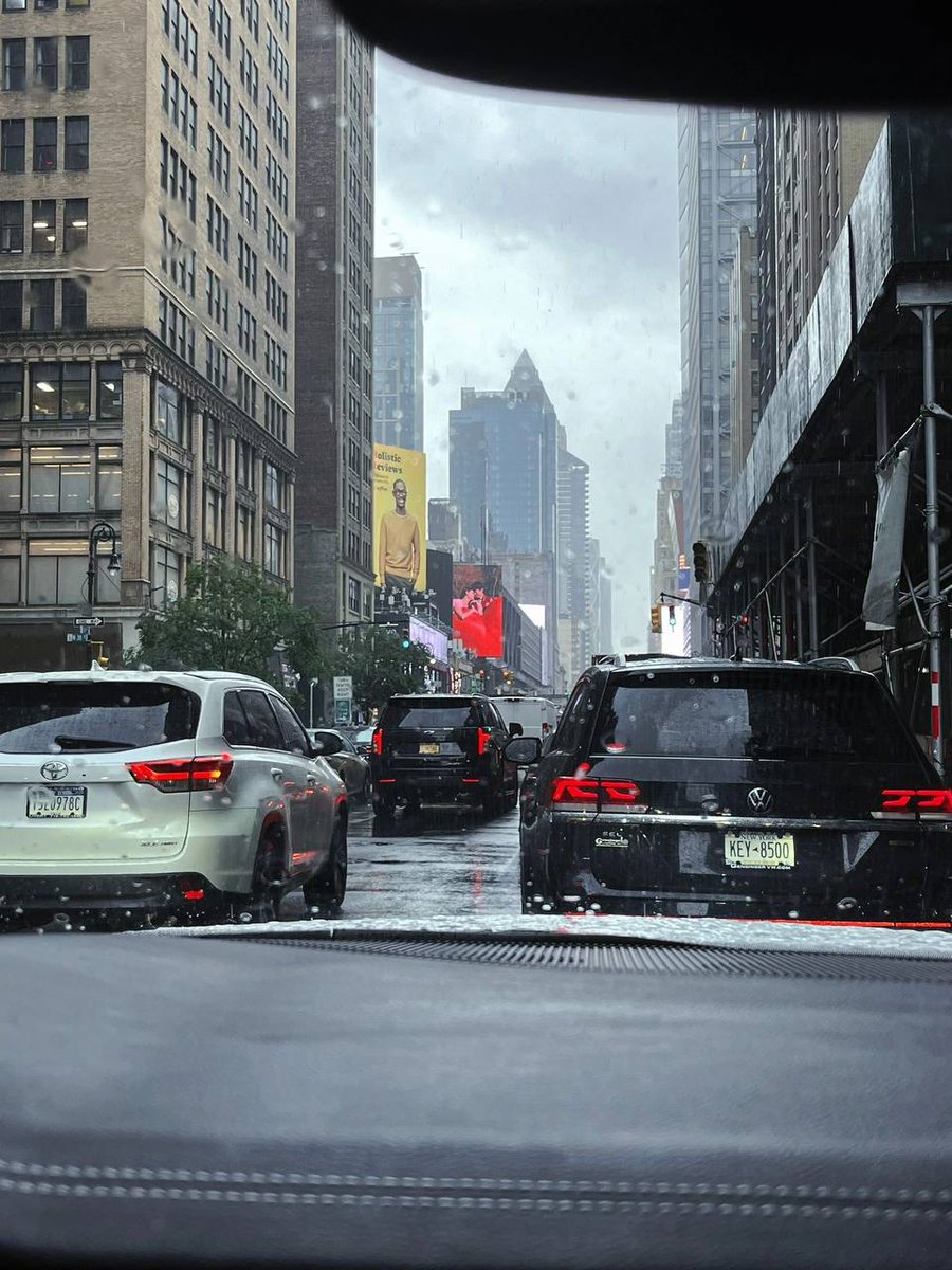 Sunny days are suitable for meeting, rainy days are suitable for missing each other.