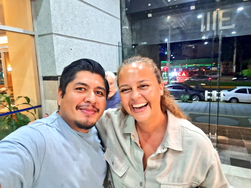 Mi amiga y más acapulqueña que el coco
 ¡@ShailaDurcal disfruta Acapulco!