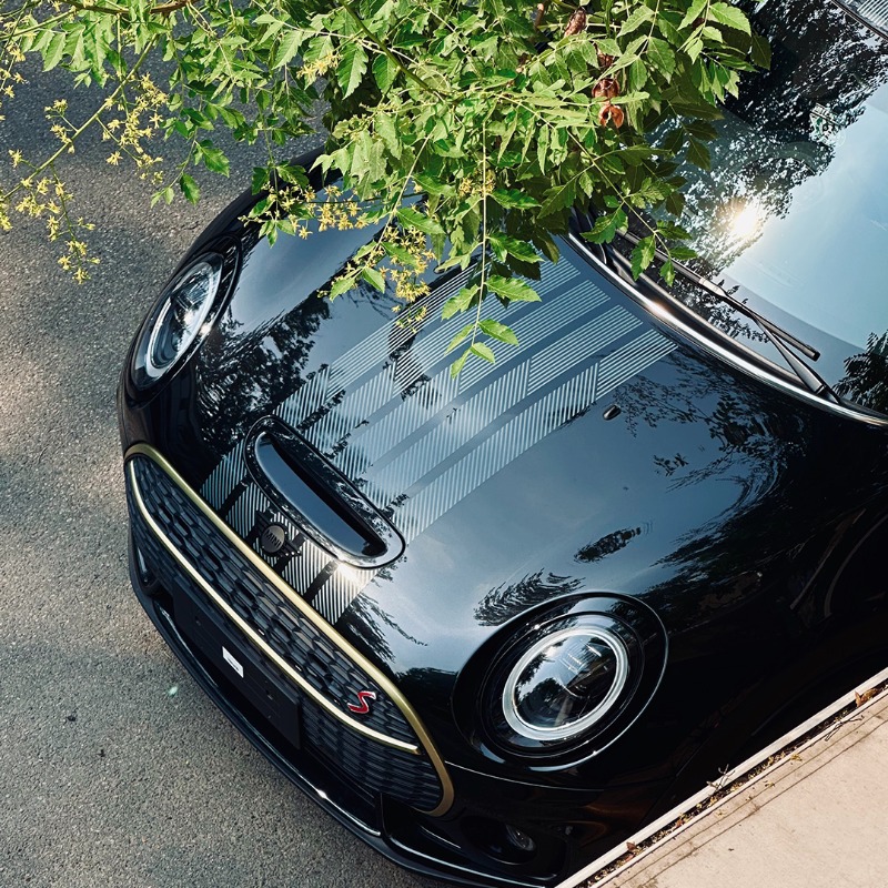 MINI_JAPAN's tweet photo. 走るほどに惹かれる、大胆でいて洗練されたデザインの #MINI Untold Edition 。
艶めいた輝きのミッドナイト・ブラック IIのボディ・カラーが、唯一無二の存在感を放っている。
📸IG/ neeeo_li
#MINIClubman #UntoldEdition #MINIJapan https://t.co/yYHwel83gm