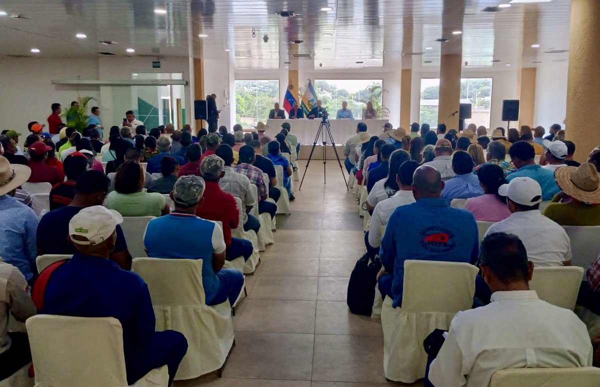 Realizamos en Valle de la Pascua el Consejo de la Zona Económica Especial Agroalimentaria del Oriente, donde hemos reunido a más de 200 campesinos y productores de 10 sectores productivos, como lo ha orientado el Presidente <a href="/NicolasMaduro/">Nicolás Maduro</a> y del Ministro <a href="/wcastroPSUV/">Wilmar Castro</a>.