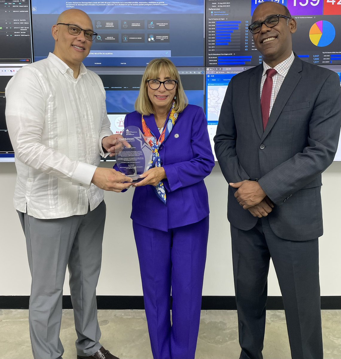 AzuaraAraceli's tweet photo. Profundamente agradecida con @juangautreaux y todo el equipo del @CNCSRD por su constante colaboración con todos los programas del @OEA_Cyber. Honrada de recibir su reconocimiento a nuestro trabajo y acompañamiento desde la @OEA_RDominicana. Muchas gracias!! https://t.co/30JOnzj2eU