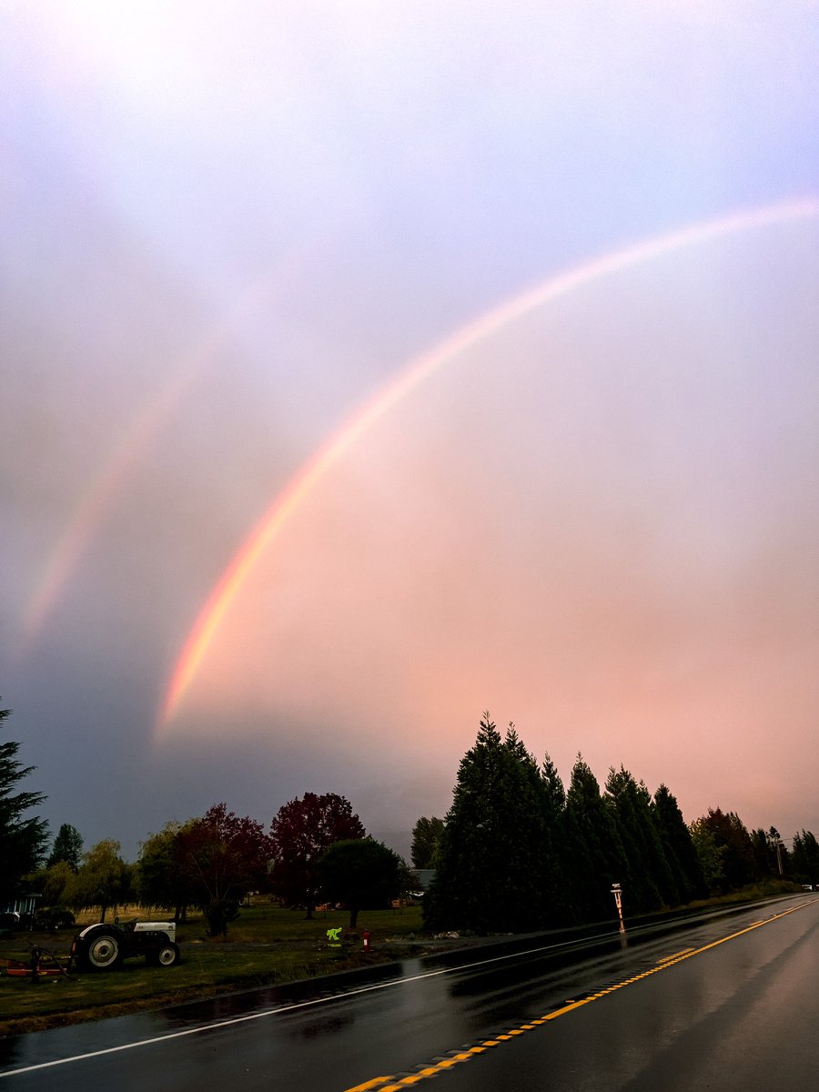 colochomorocho's tweet photo. Is that season again #rainbowchasing #rpshots #whatcomcounty https://t.co/0aco7E0Omu