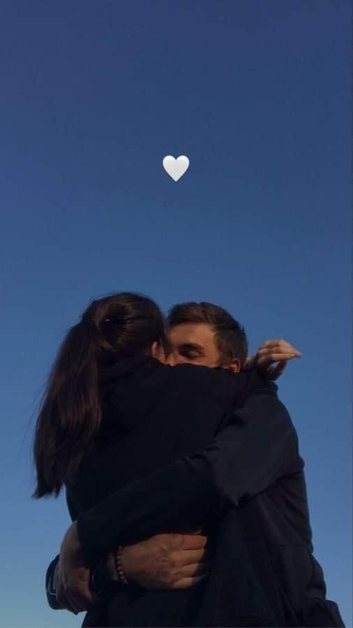 Amor é quando você olha pra pessoa e tem a certeza de que não quer que mais ninguém ocupe aquele lugar além dela, independente das brigas, discussões e tempos ruins...🥰