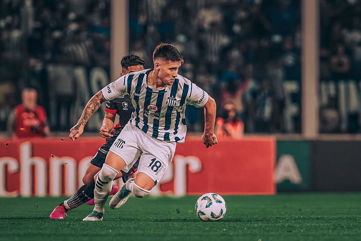 Recupera, pone el cuerpo, aguanta el futbol, lee el juego, tiene un guante en el pie, cumple con todo esto y con un margen de error 0.

no se hasta cuando se van a hacer los boludos para nombrar a las cosas por lo que son:

Rodrigo Villagra, el mejor 5 del futbol Argentino. 💙🤍