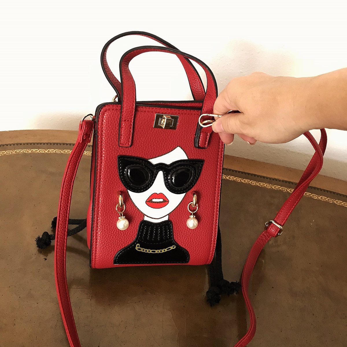 Wat a cute RED PURSE with LADiES FACE and SuNGLASSES! 
#ViNTage #NoveltyPurse #WomensAccessory #NoveltyPurse #LadiesFace #Ladies #Purse #red
ETSY  ShanniLuJewelry
etsy.com/listing/156079…