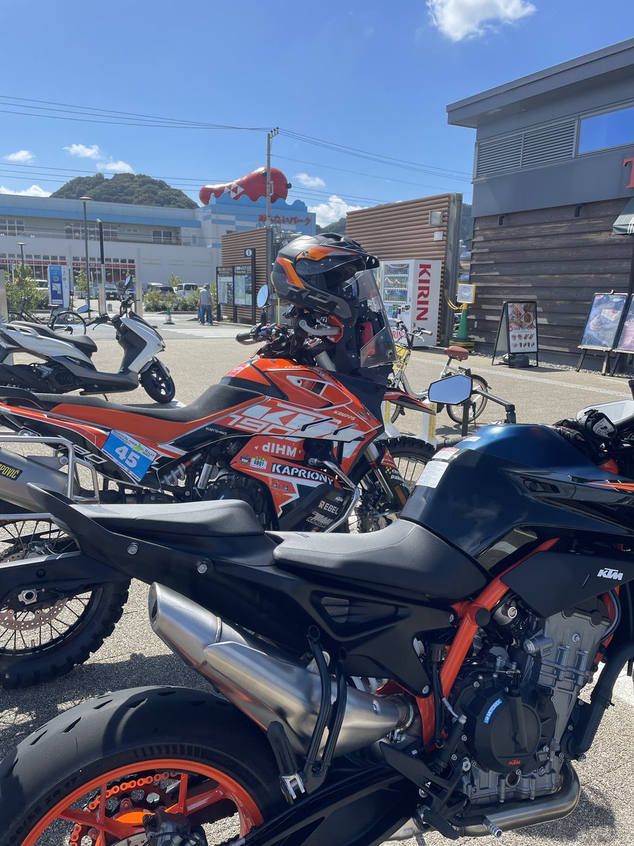 GunBike_fuji's tweet photo. ちょっとお出かけ😁
#KTM富士 #ガンバイク #Gun・Bike #ADBENTURE #アドベンチャー #890DUKE #KTM https://t.co/gHB05vBVRu