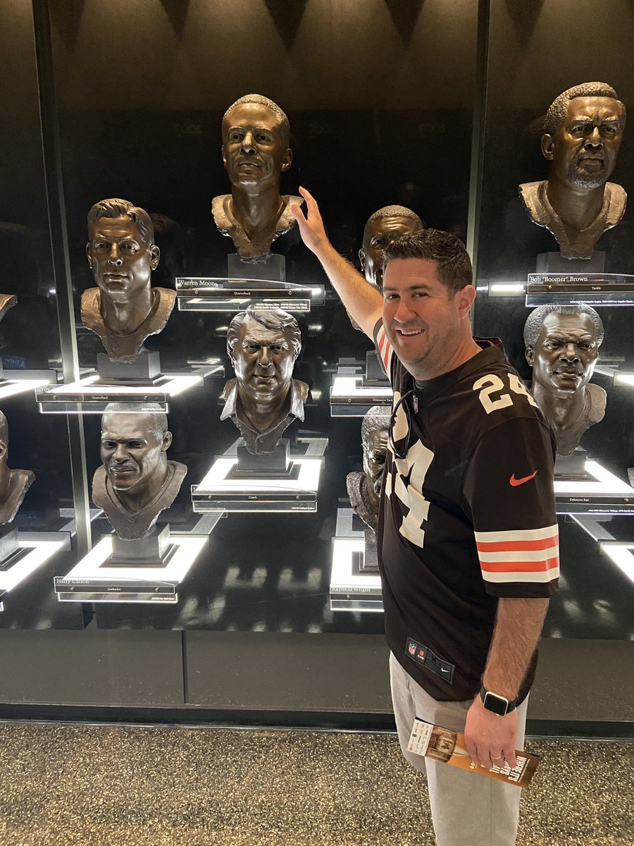 The only picture with a “Bust” I had to take at the Football Hall of Fame!  <a href="/WMoon1/">Warren Moon</a> You were the BEST!!! 🏈