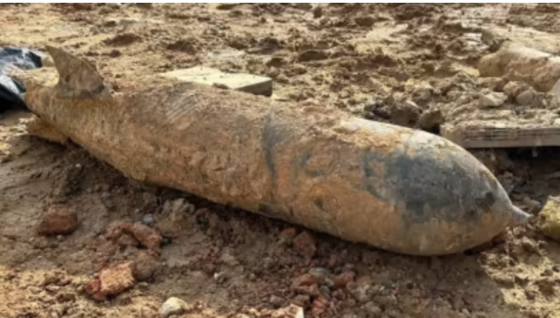 soniabahl's tweet photo. A 100kg unexploded bomb from World War II was unearthed at a condominium construction site, a couple of miles away. Homes in the vicinity have been vacated (as a planned detonation takes place). Residents might have an unintended blast.
#HistoryGeeks https://t.co/WSJGM7xeUk