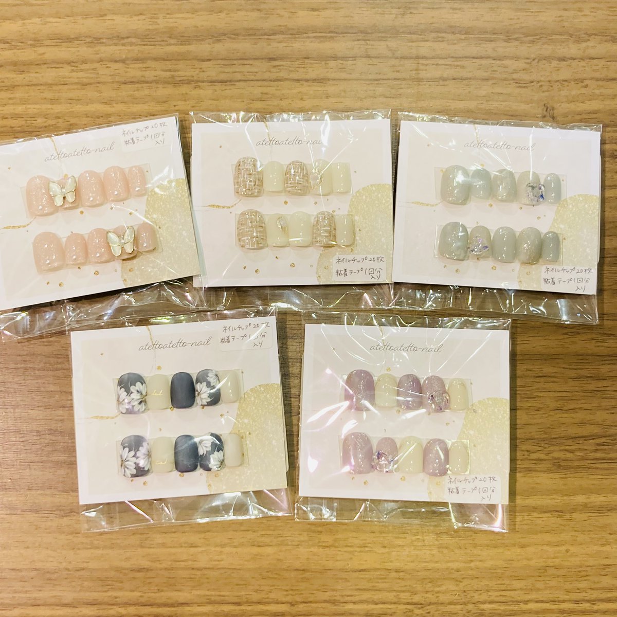 culier_sendai's tweet photo. atetto-nailさんのネイルチップ入荷しました☺️組み合わせを楽しめる20枚入り！
マットな質感の色から、つやつやのやさしい色、ツイード風などなど秋に似合う色でお届けしてくれました💅 https://t.co/Cx9fEoBng0