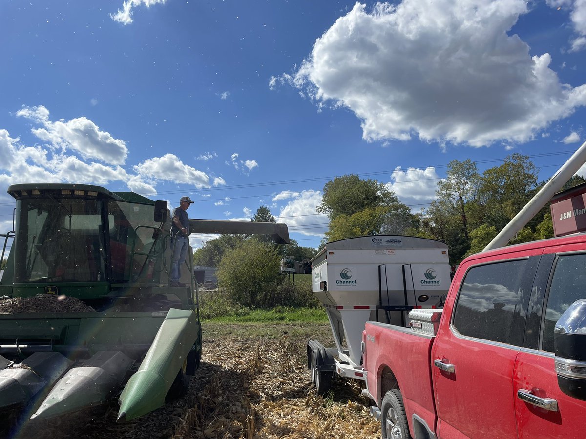 SteveTroesser's tweet photo. Got to hang out in Elsberry today with the Matt trifecta to take out a great Channel corn  plot. Big plot ranging from 97-118 day products. 214-78VT2PRIB poured out some bushels. https://t.co/1bRBXvNMn4