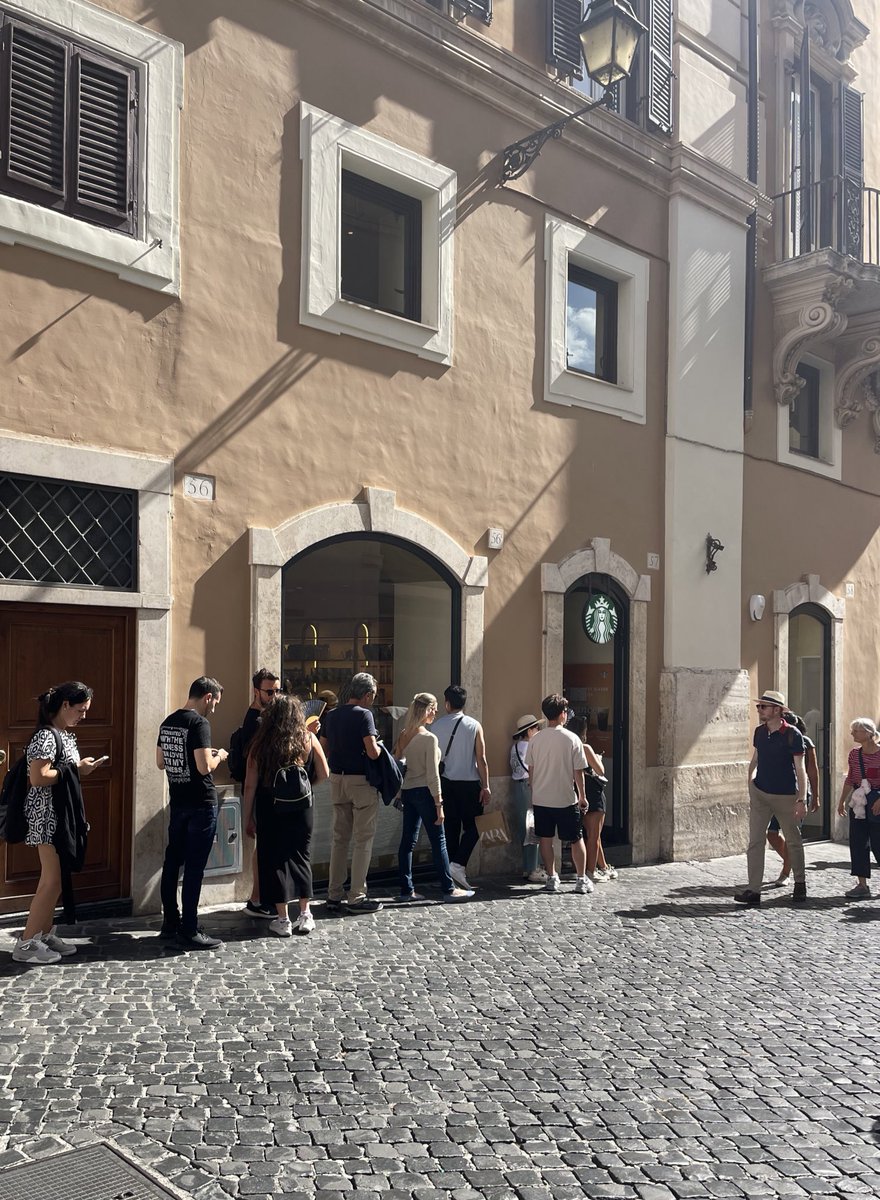 Man ist in #Rome Welt Stadt mit einer besonderen Kaffee Kultur. 
Was macht man? Man stellt sich bei Starbucks in die Schlange 🤡.  
Manchmal verstehe ich die Menschheit nicht 🤦🏻‍♂️